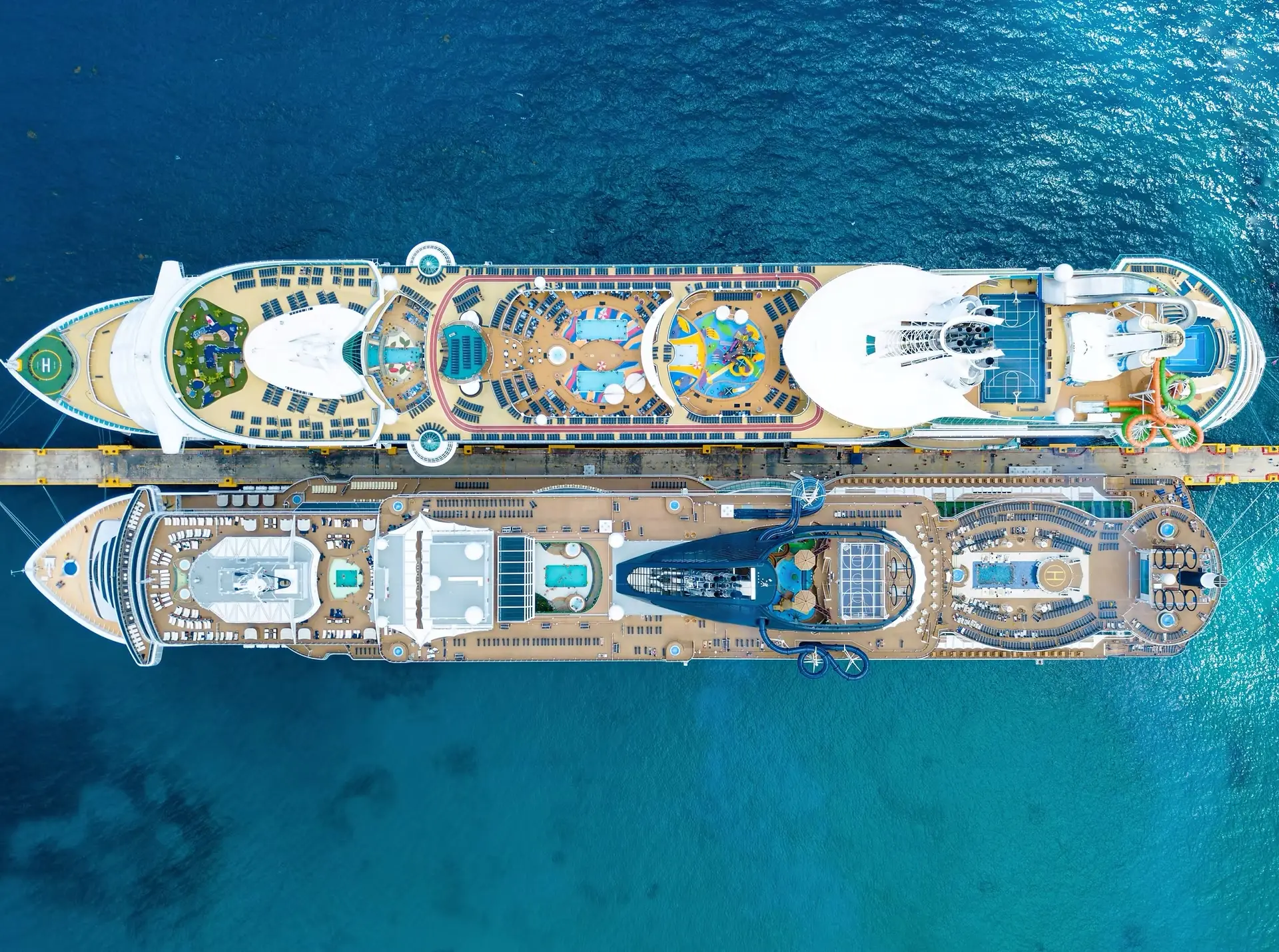 Nave de croazieră MSC văzute de sus, acostate în port - WeCruise